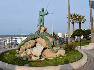 La fontana cos�, dopo essere stata anche privata della fiocina da alcuni vandali nel 2006 (poi sostituita), non � stata risparmiata da critiche, vista anche l�esorbitante somma spesa per la sua creazione: all�incirca 150 milioni di vecchie lire